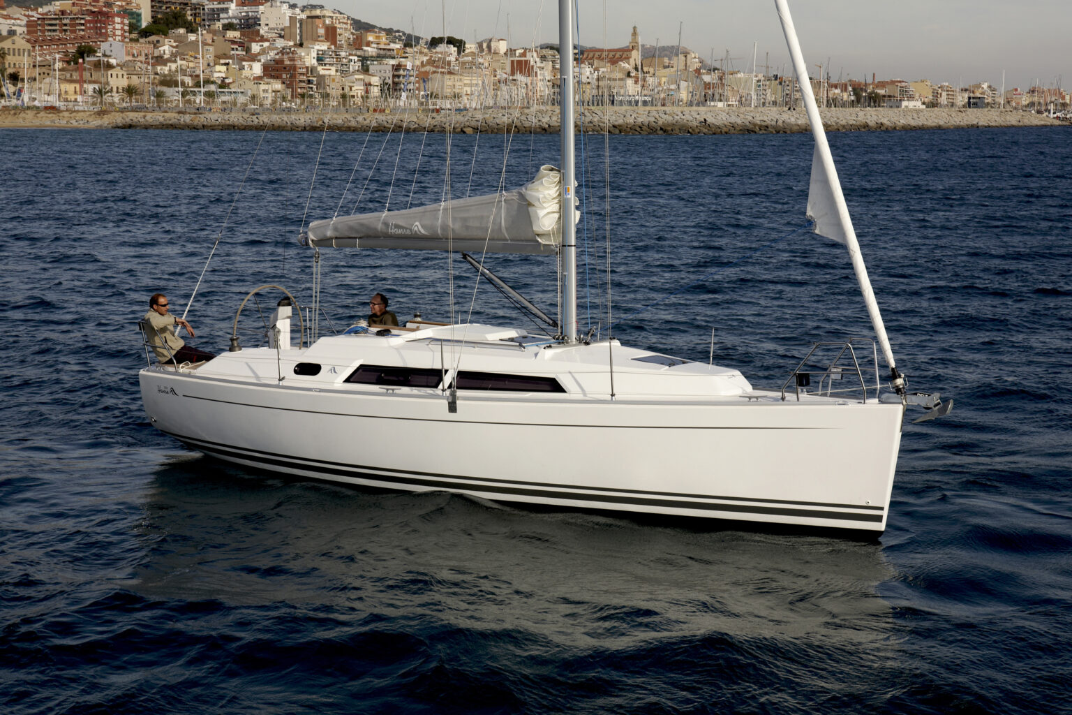 Hanse 320 vor Barcelona,  2008  | [ © Nicolai Krauss, Große Elbstraße 143 a, 22767 H a m b u r g; Tel. +49-40-39809738; www.nico-krauss.de; E-Mail: mail@nico-krauss.de; Konto: H a m b u r g e r  S p a r k a s s e; Kto-Nr. 1237 473382; BLZ: 20050550; IBAN: DE 15 2005 0550 1237 4733 82 BIC HASPDE HH; Finanzamt Hamburg- Altona St. Nr. 02/432/02221. USt.-IdNr. DE 194748012; Jegliche Verwendung nur gegen Honorar und Beleg; bei Verwendung des Fotos außerhalb journalistischer Zwecke bitte Rücksprache mit dem Fotografen halten. No model release.]DEU, 2008 | [(c) Nicolai Krauss, Große Elbstraße 143 a, 22767 H a m b u r g; Tel. +49-40-39809738; www.nico-krauss.de; E-Mail: mail@nico-krauss.de; Konto: H a m b u r g e r  S p a r k a s s e; Kto-Nr. 1237 473382; BLZ: 20050550; IBAN: DE 15 2005 0550 1237 4733 82 BIC HASPDE HH; Finanzamt Hamburg- Altona St. Nr. 02/432/02221. USt.-IdNr. DE 194748012; Jegliche Verwendung nur gegen Honorar und Beleg; bei Verwendung des Fotos außerhalb journalistischer Zwecke bitte Rücksprache mit dem Fotografen halten. No model release.]DEU, 2008 | [(c) Nicolai Krauss, Große Elbstraße 143 a, 22767 H a m b u r g; Tel. +49-40-39809738; www.nico-krauss.de; E-Mail: mail@nico-krauss.de; Konto: H a m b u r g e r  S p a r k a s s e; Kto-Nr. 1237 473382; BLZ: 20050550; IBAN: DE 15 2005 0550 1237 4733 82 BIC HASPDE HH; Finanzamt Hamburg- Altona St. Nr. 02/432/02221. USt.-IdNr. DE 194748012; Jegliche Verwendung nur gegen Honorar und Beleg; bei Verwendung des Fotos außerhalb journalistischer Zwecke bitte Rücksprache mit dem Fotografen halten. No model release.]